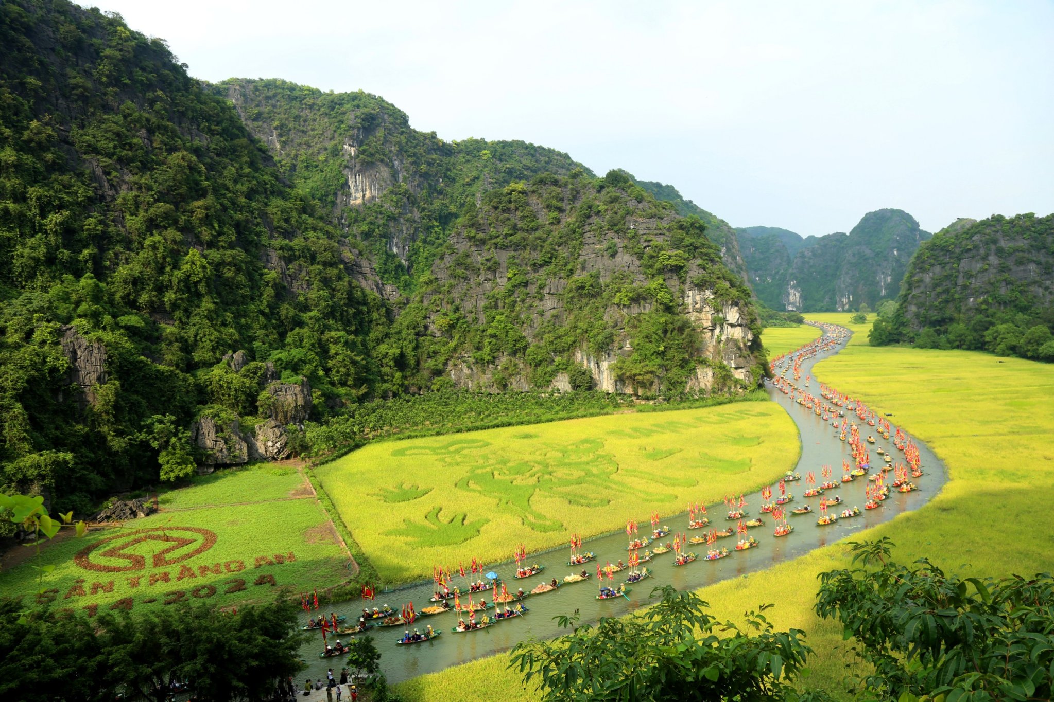 Ninh Bình đã liên tục được các tổ chức trong nước và thế giới xếp top cao trong danh sách bình chọn của nhiều chuyên trang du lịch quốc tế uy tín.